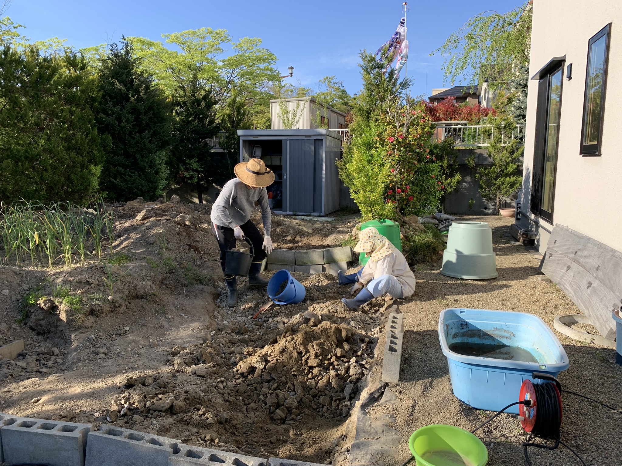 掻き出した跡に堆肥と土を混ぜ込む作業